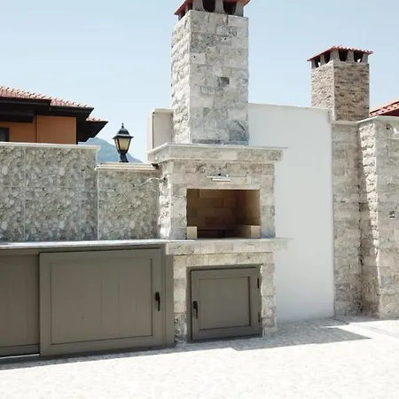 Stunning 4-bed Grey 4 Bedrooms Private Pool